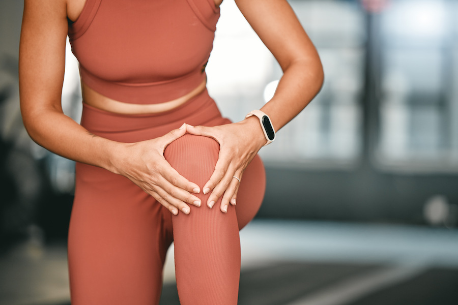 Kumpulan orang pelbagai usia melakukan senaman ringan bersama